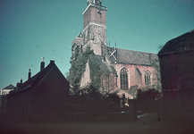115640 Gezicht op de Nicolaikerk (Nicolaaskerkhof 8) te Utrecht uit het zuidwesten, met links de Gronsveltkameren aan ...